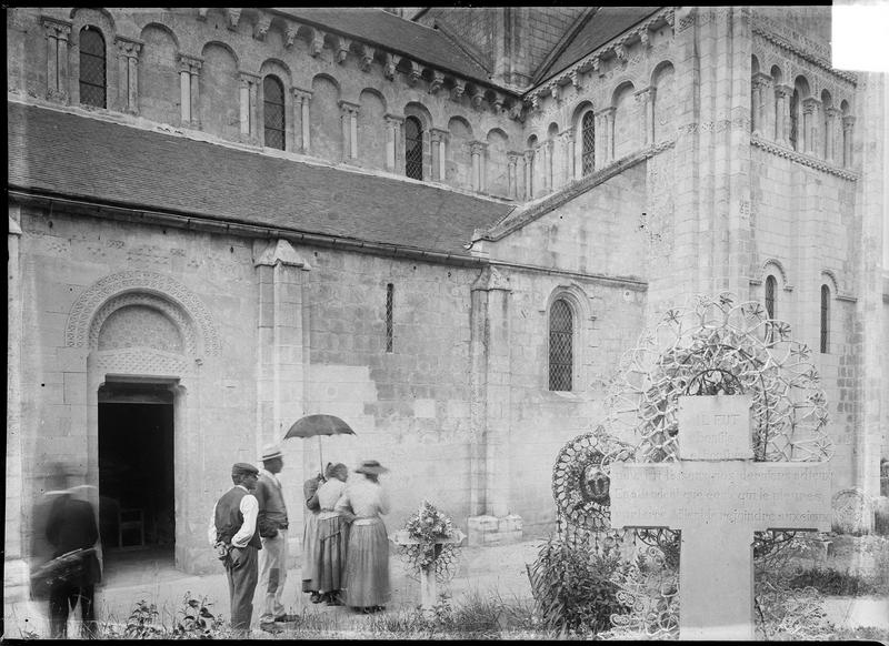 Façade sud avec porte et transept, touristes