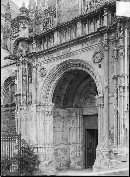 Porche d'entrée de la façade nord