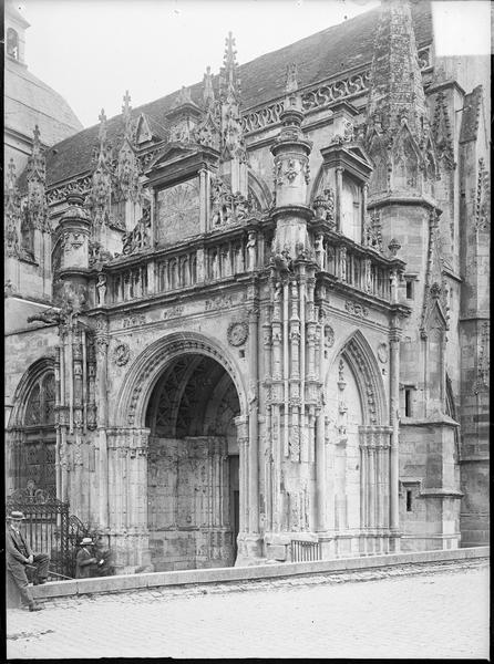 Porche d'entrée de la façade nord