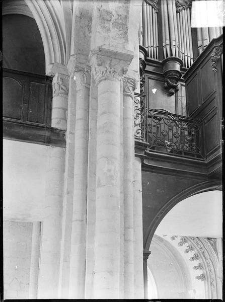 Intérieur : détail d'une colonne de la tribune accueillant un orgue