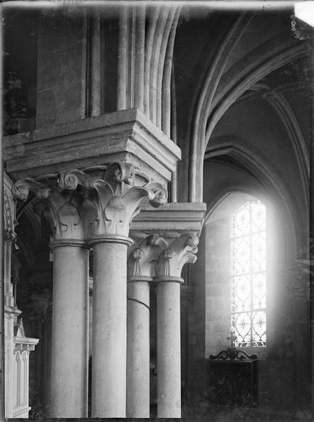 Intérieur : déambulatoire, colonnes jumelées à chapiteaux feuillagés