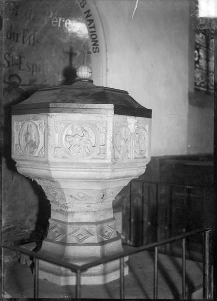 Intérieur : fonts baptismaux