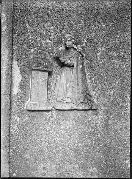 Facade ouest, bas-relief, Vierge en prière