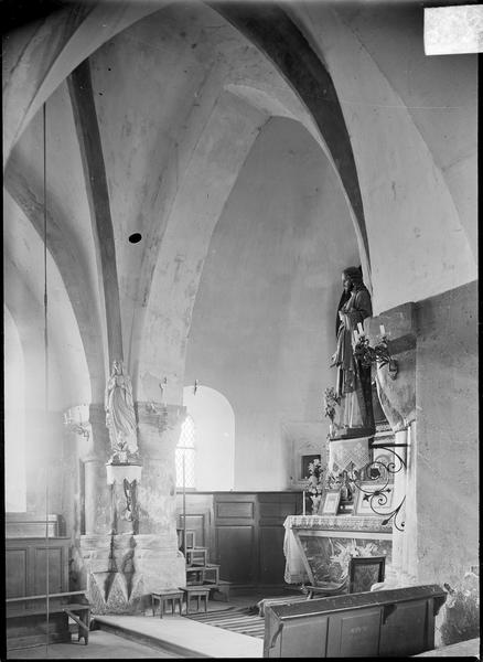 Intérieur : choeur avec autel surmontée d'une statue du Christ