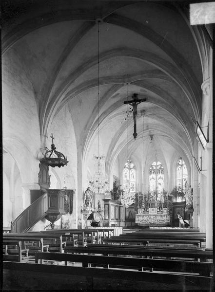 Intérieur : choeur depuis la nef avec chaire à prêcher