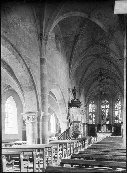 Intérieur : nef avec chaire à prêcher vers le choeur