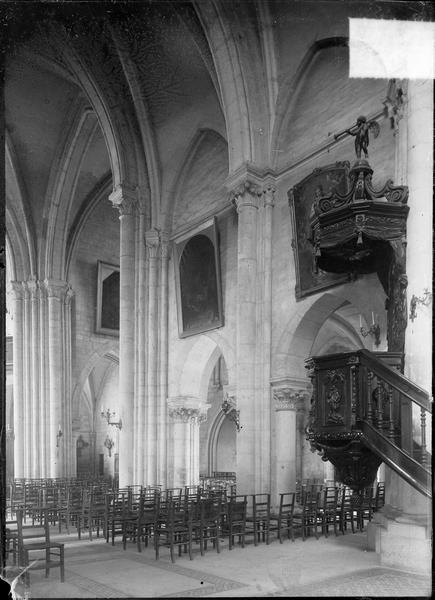 Intérieur : choeur avec chaire à prêcher, vers le transept nord