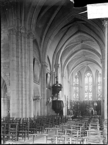 Intérieur : choeur avec chaire à prêcher