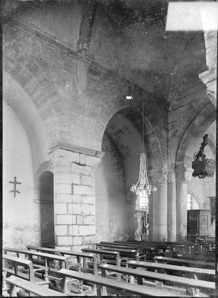 Intérieur : nef avec chaire à prêcher, vers l'entrée