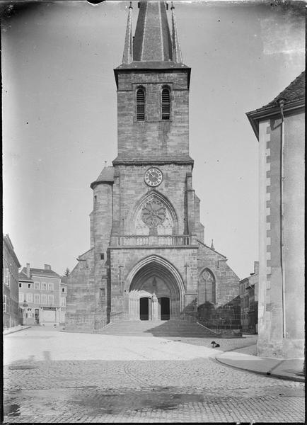 Façade ouest avec clocher et portail d'entrée