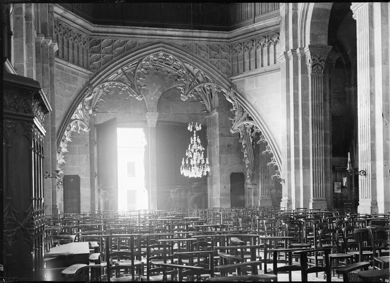 Intérieur : partie inférieure de la tribune d'orgue