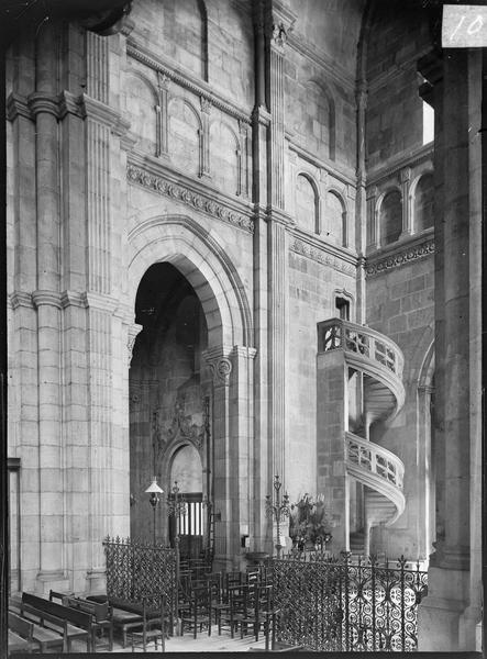 Intérieur : croisillon droit, escalier du clocher