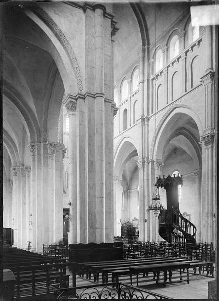 Intérieur : nef, depuis la croisée sud du transept