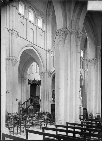 Intérieur : partie de la nef avec chaire à prêcher, depuis le bas-côté sud