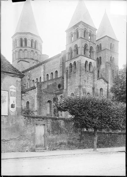 Ensemble nord-ouest avec tours d'entrée et clocher