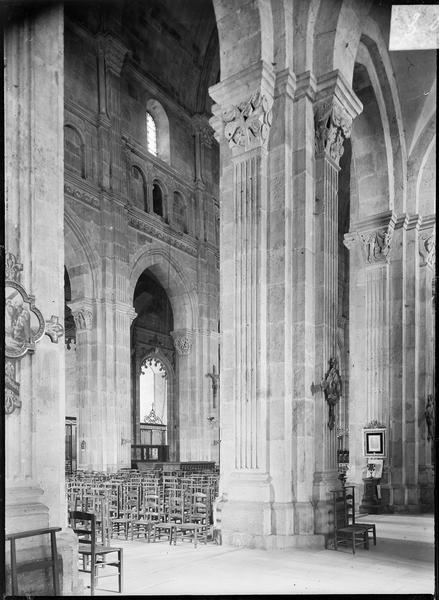 Intérieur : nef depuis le transept nord