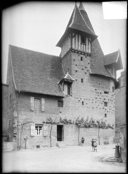 Ensemble sud-ouest sur rue avec tour