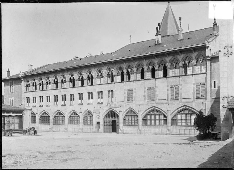 Façade ouest sur cour du palais du Pape Gélase et clocher de l'église