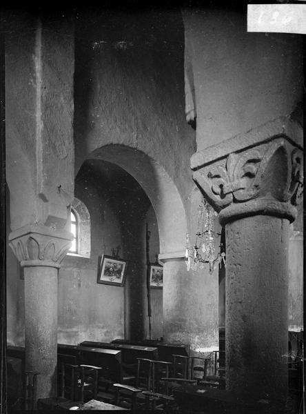 Intérieur : nef, colonnes à chapiteaux sculptés