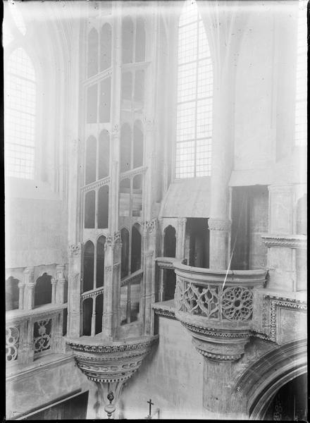 Intérieur : transept nord avec escalier et balcon