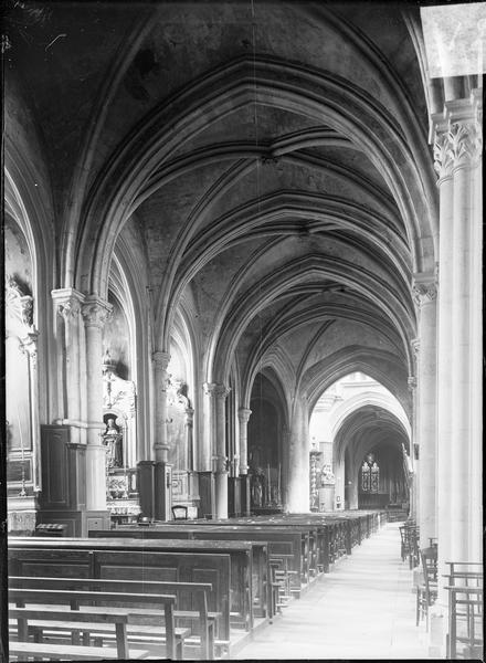 Intérieur : bas-côté nord avec chapelles