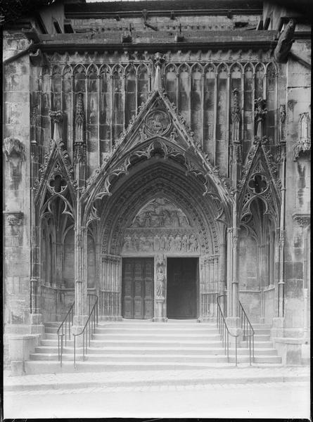 Porche et portail de la façade latérale sud