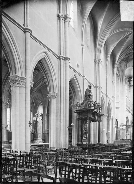 Intérieur : partie de la nef vers le choeur, avec banc d'oeuvre