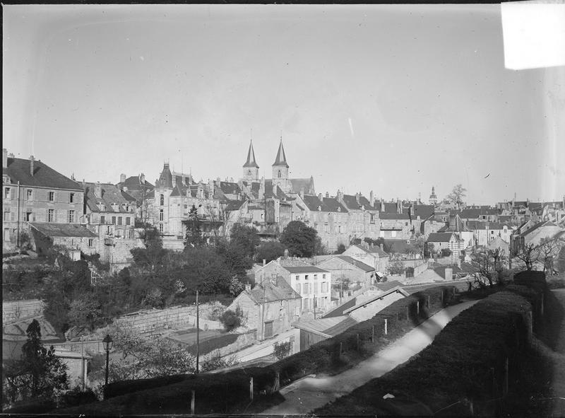 Vue générale de la ville avec église Saint-Jean-Baptiste en arrière-plan