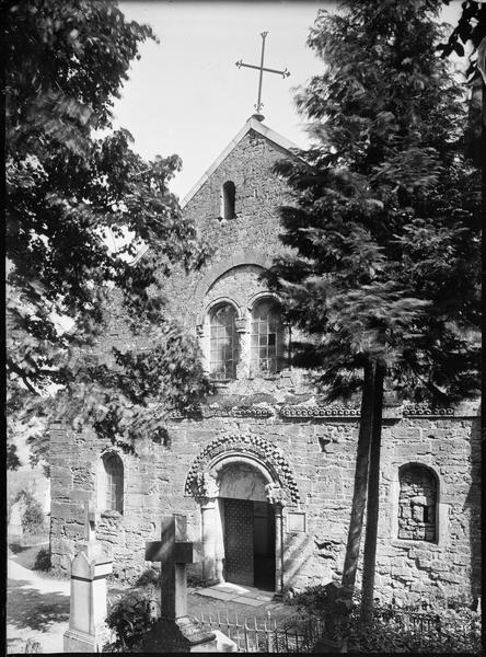 Façade principale avec portail d'entrée