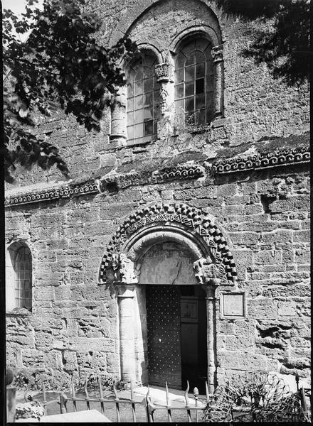 Partie de la façade principale avec portail d'entrée et baie géminée