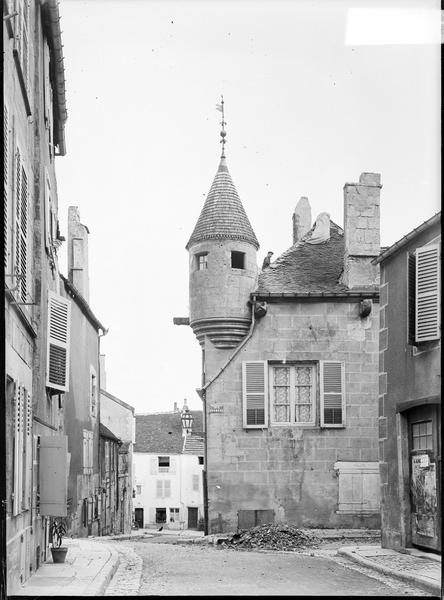 Façade sur rue avec échauguette