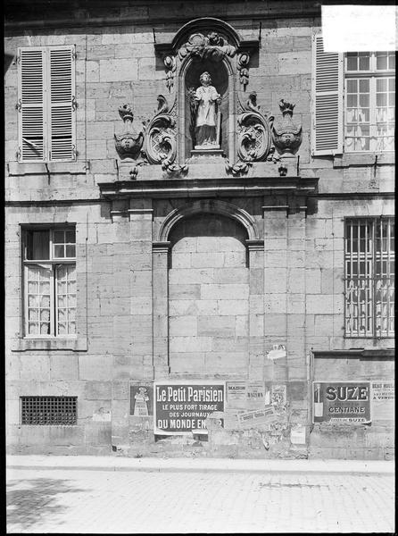 Niche avec statue de saint Laurent