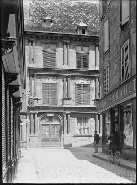 Façade à colonettes sur rue