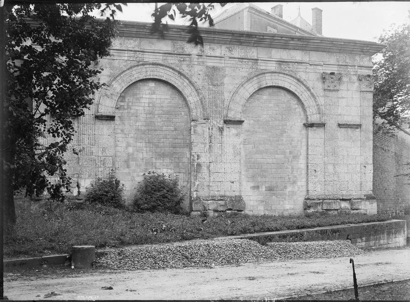 Porte romaine sur les remparts