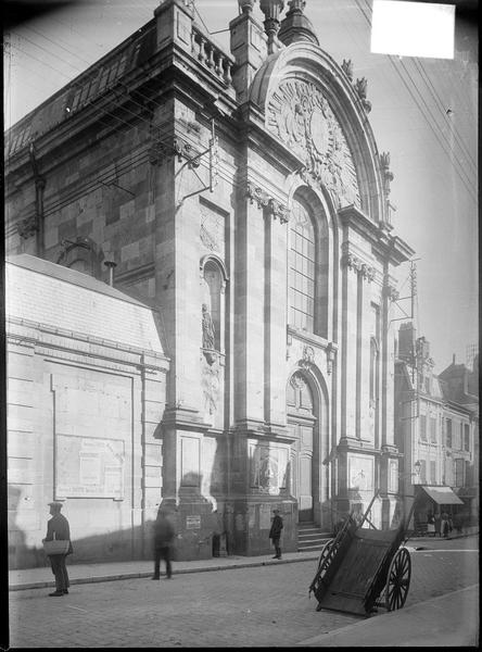 Façade de l'aile droite avec porte monumentale