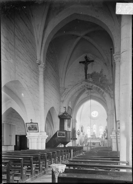 Intérieur : nef avec chaire à prêcher vers le choeur