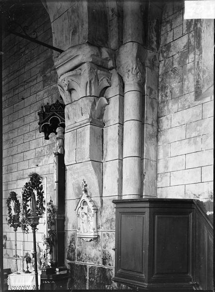 Intérieur : bas-côté nord, colonnes adossées à chapiteaux sculptés