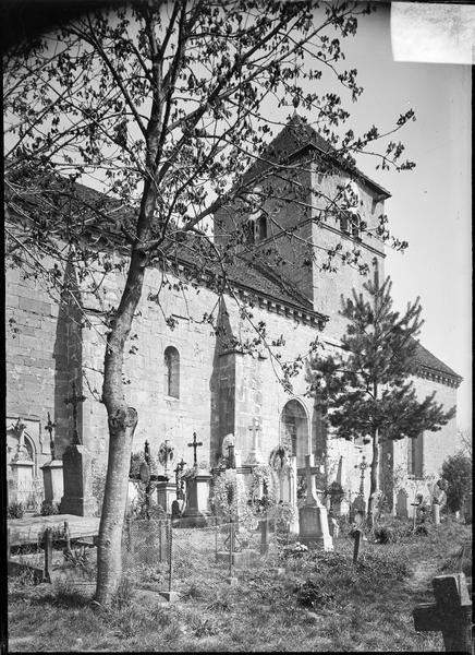 Ensemble sud avec clocher et cimetière au premier plan