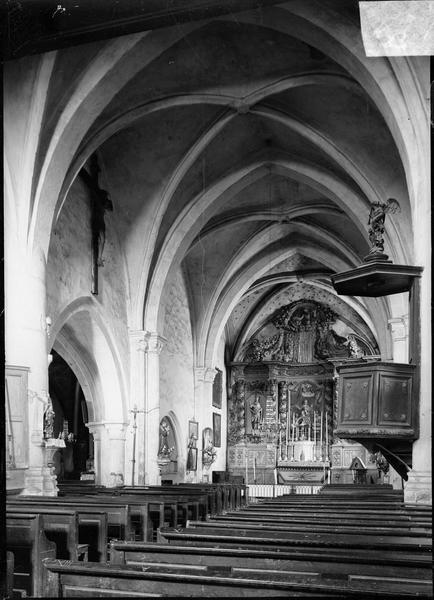 Intérieur : nef avec chaire à prêcher vers le choeur