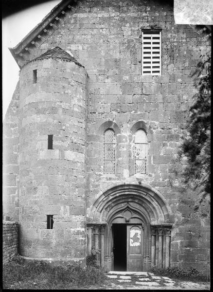 Façade ouest avec escalier demi-hors-oeuvre