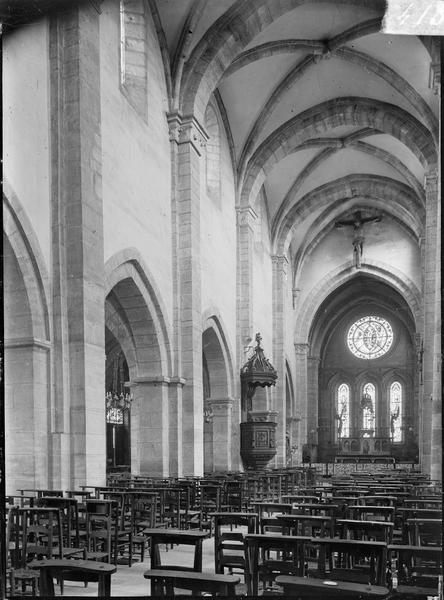 Intérieur : nef avec chaire à prêcher vers le choeur