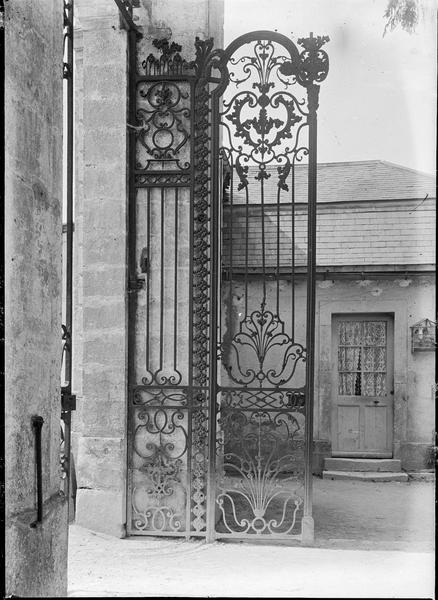 Porte d'entrée avec grille en fer forgé, volet droit