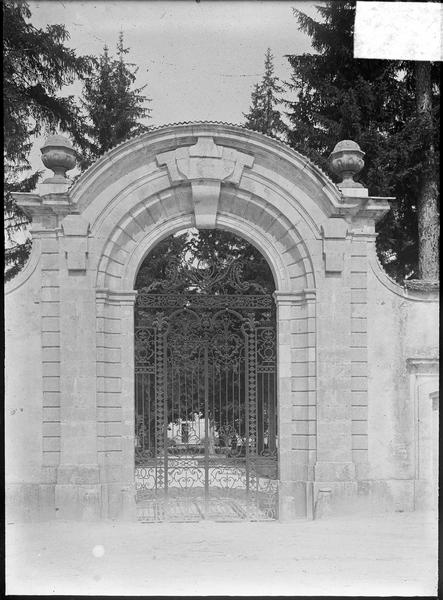 Porte d'entrée avec grille en fer forgé