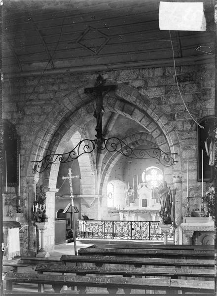 Intérieur : choeur depuis la nef, avec poutre de gloire