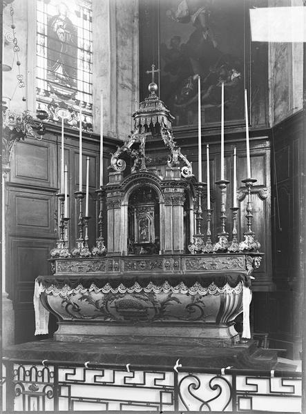 Intérieur : choeur, autel et tabernacle