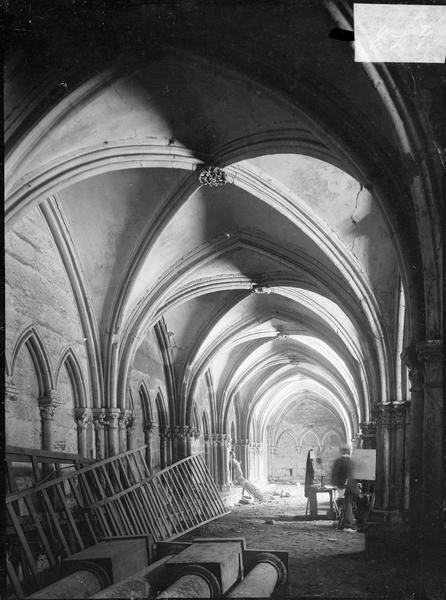 Intérieur : galerie du cloître