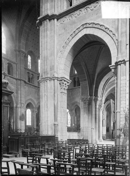 Intérieur : déambulatoire depuis le transept sud