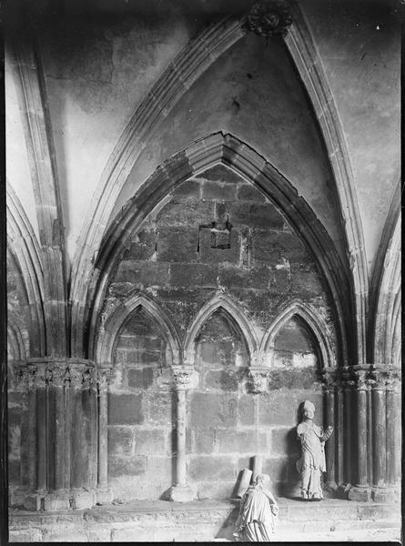 Intérieur : galerie sud du cloître, mur avec colonnettes