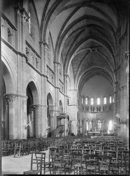 Intérieur : nef avec chaire à prêcher, vers le choeur