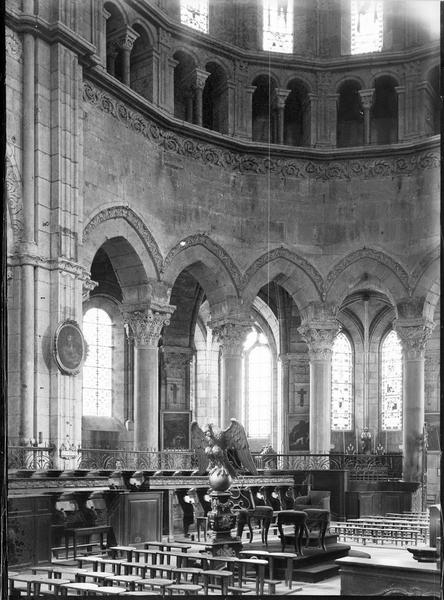 Intérieur : choeur, vue partielle, et aigle-lutrin